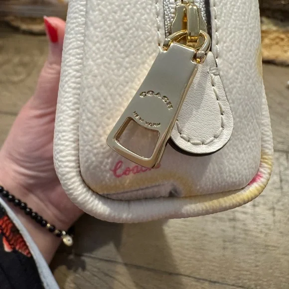 Coach Pouch 🩷 - Picture 3 of 7